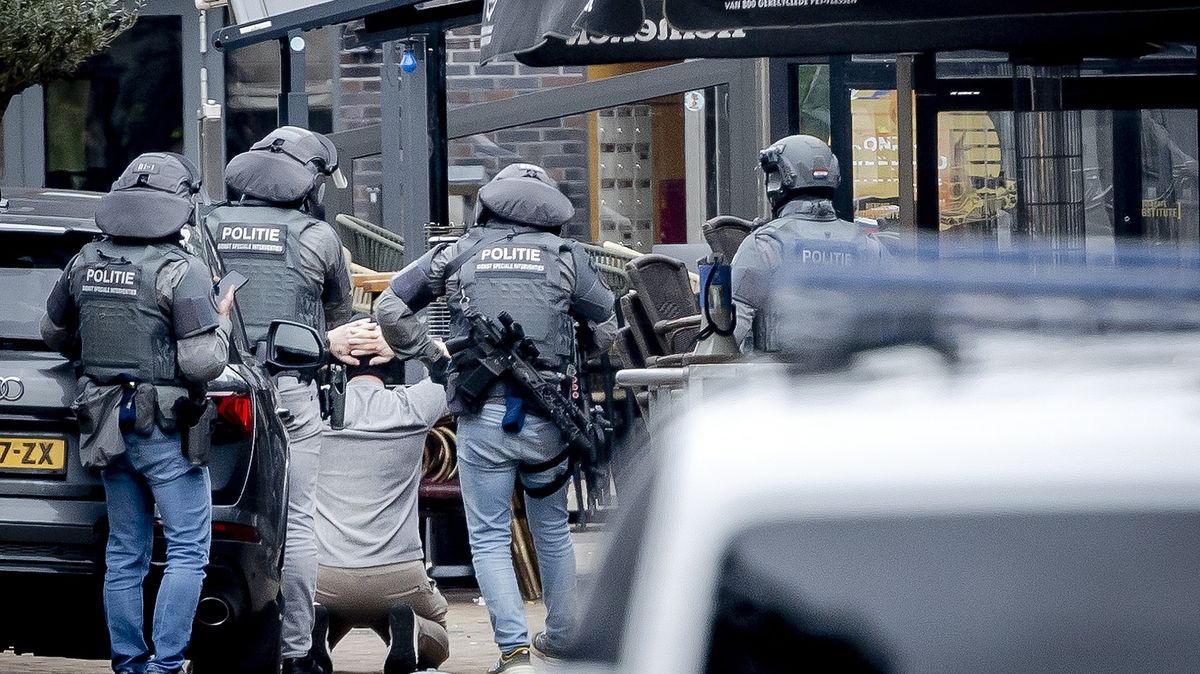 Drama s rukojmími v nizozemské kavárně skončilo. Únosce zatkli